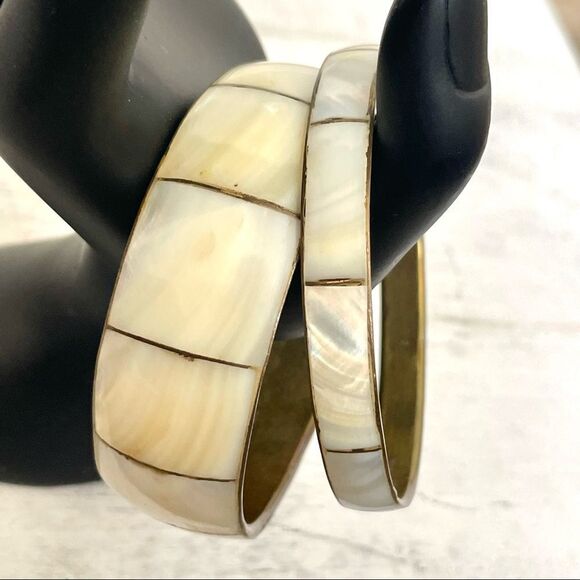 Mother of Pearl vintage bracelet bangles - set of 2 - Picture 1 of 9